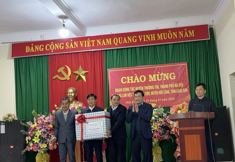 Lãnh đạo huyện Thường Tín tặng quà Đảng ủy, HĐND, UBND xã Hòa Sơn