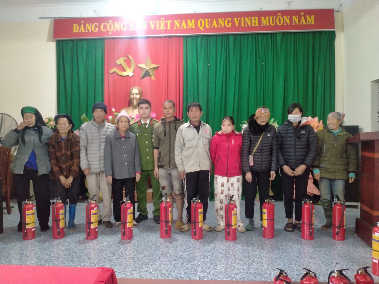 UBND xã, Công an xã Hòa Sơn trao bình chữa cháy cho hộ nghèo