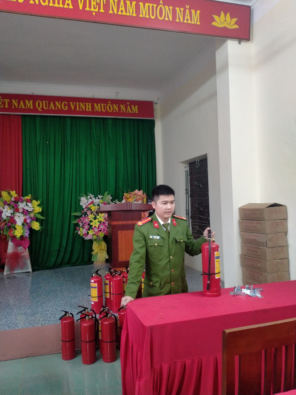 Công an xã Hòa Sơn hướng dẫn người dân sử dụng bình chữa cháy
