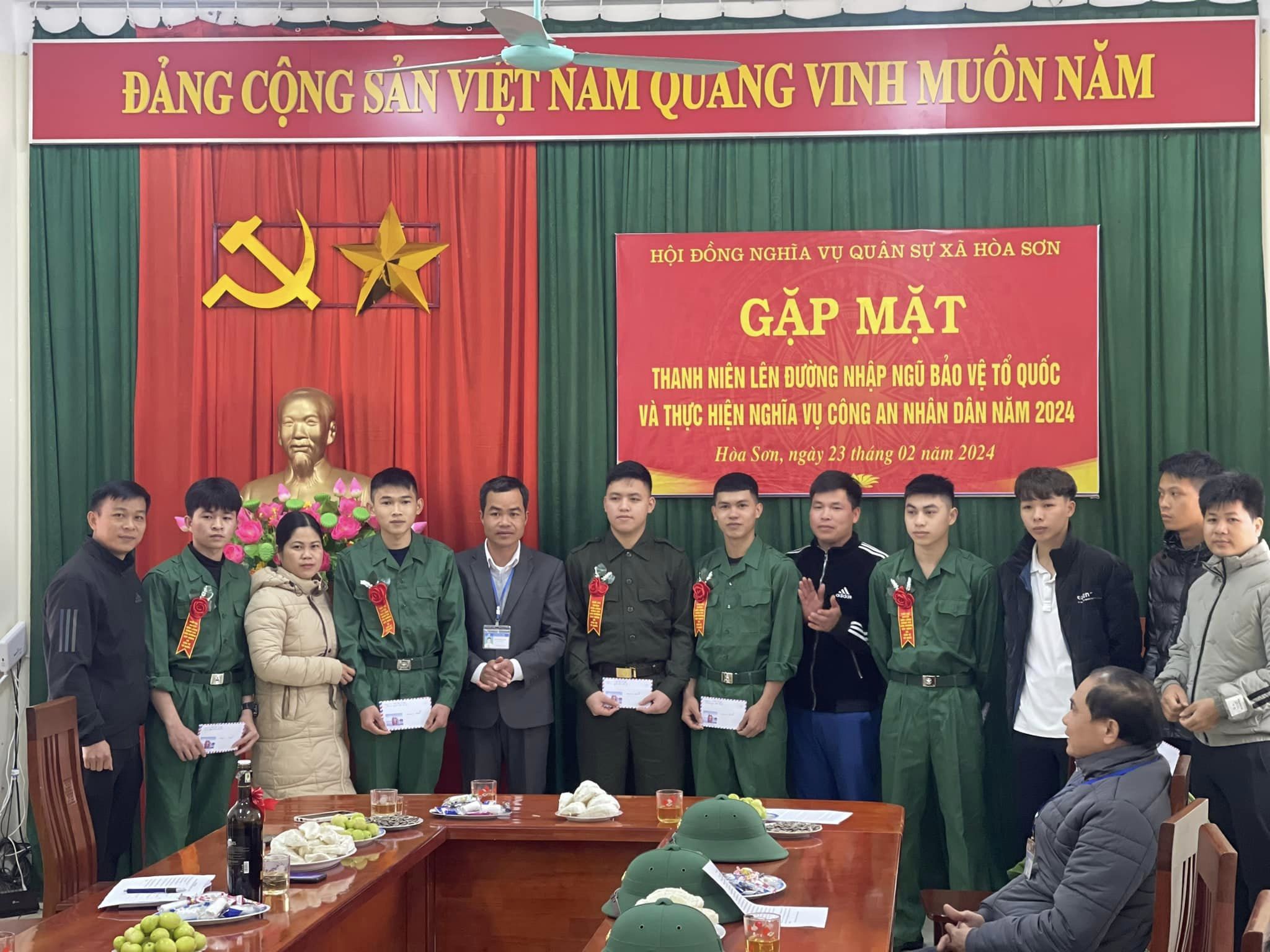 MTTQ Việt Nam và các Đoàn thể xã tặng quà cho các thanh niên lên đường nhập ngũ và sẵn sàng nhập ngũ năm 2024