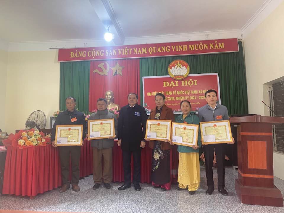 Đồng chí Phùng Văn Tiến, phó bí thư Đảng ủy, chủ tịch UBND xã tặng giấy khen cho các cá nhân, tập thể có thành tích xuất sắc trong công tác MTTQ