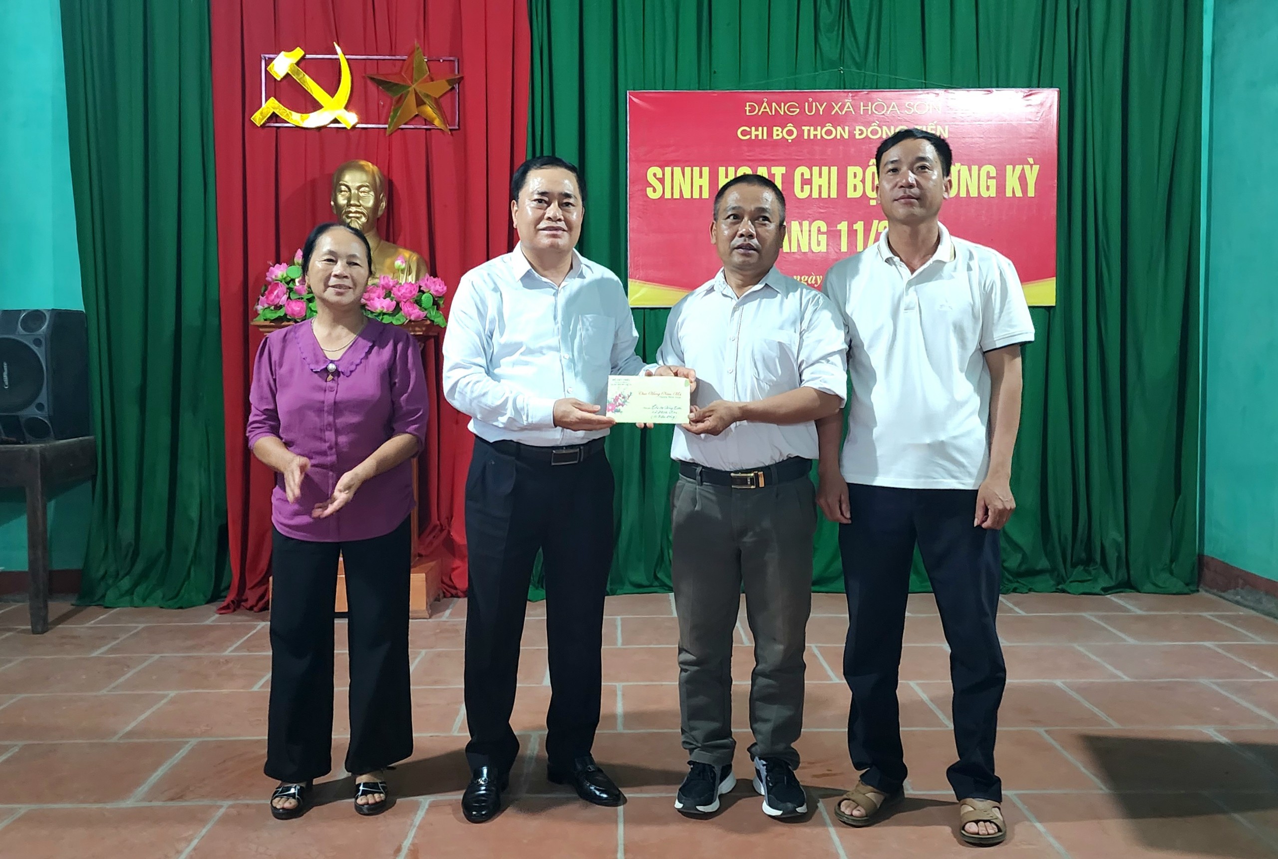 Đồng chí Chủ tịch UBND tỉnh trao quà cho chi bộ thôn Đồng Tiến xã Hòa Sơn