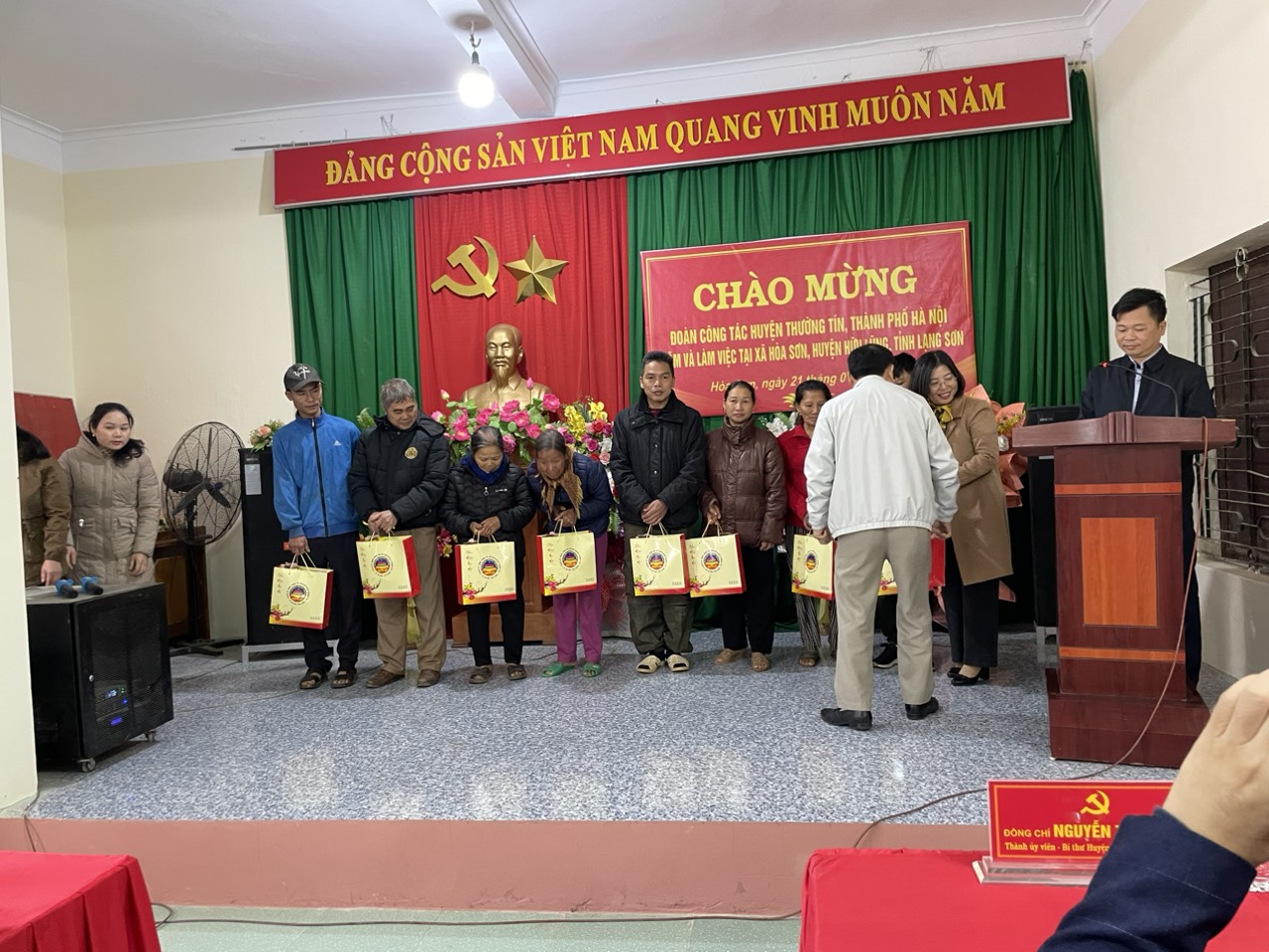 Lãnh đạo huyện Thường Tín tặng quà các hộ gia đình nghèo là người con quê hương Thường Tín sinh sống tại Hòa Sơn