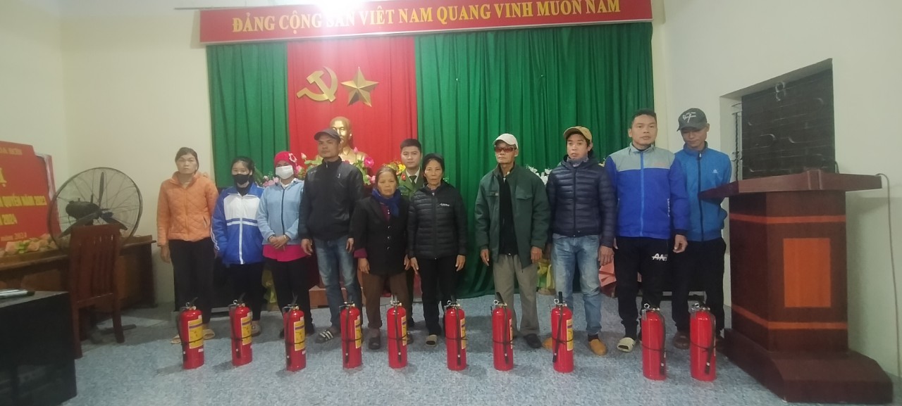 UBND xã, Công an xã Hòa Sơn trao bình chữa cháy cho các hộ nghèo