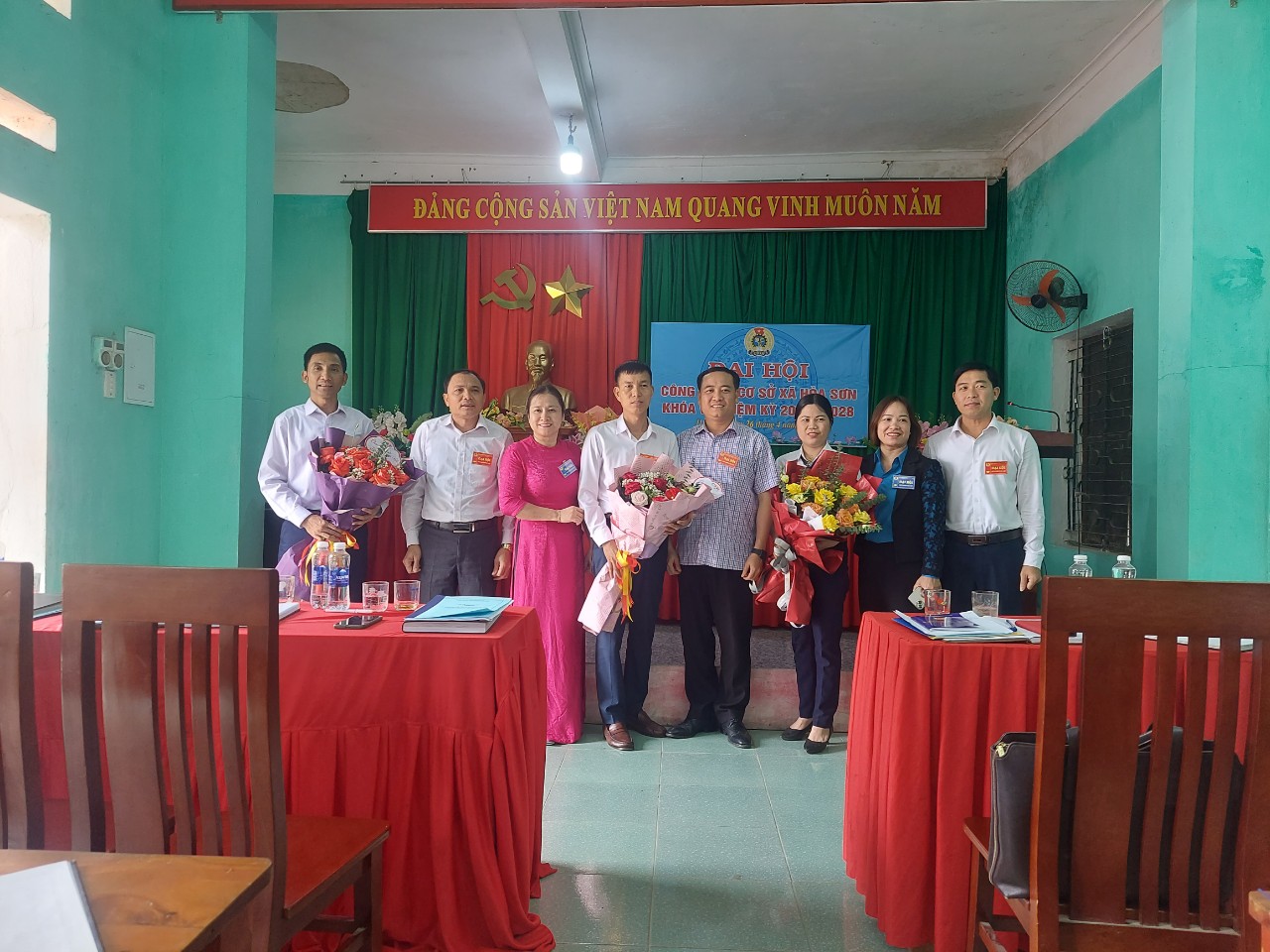 Đồng chí Hoàng Thị Bích Hà và các đồng chí lãnh đạo Đảng ủy, HĐND, UBND, UBMTTQ xã tặng hoa chúc mừng các đồng chí trúng cử BCH công đoàn xã nhiệm kỳ 2023 20285