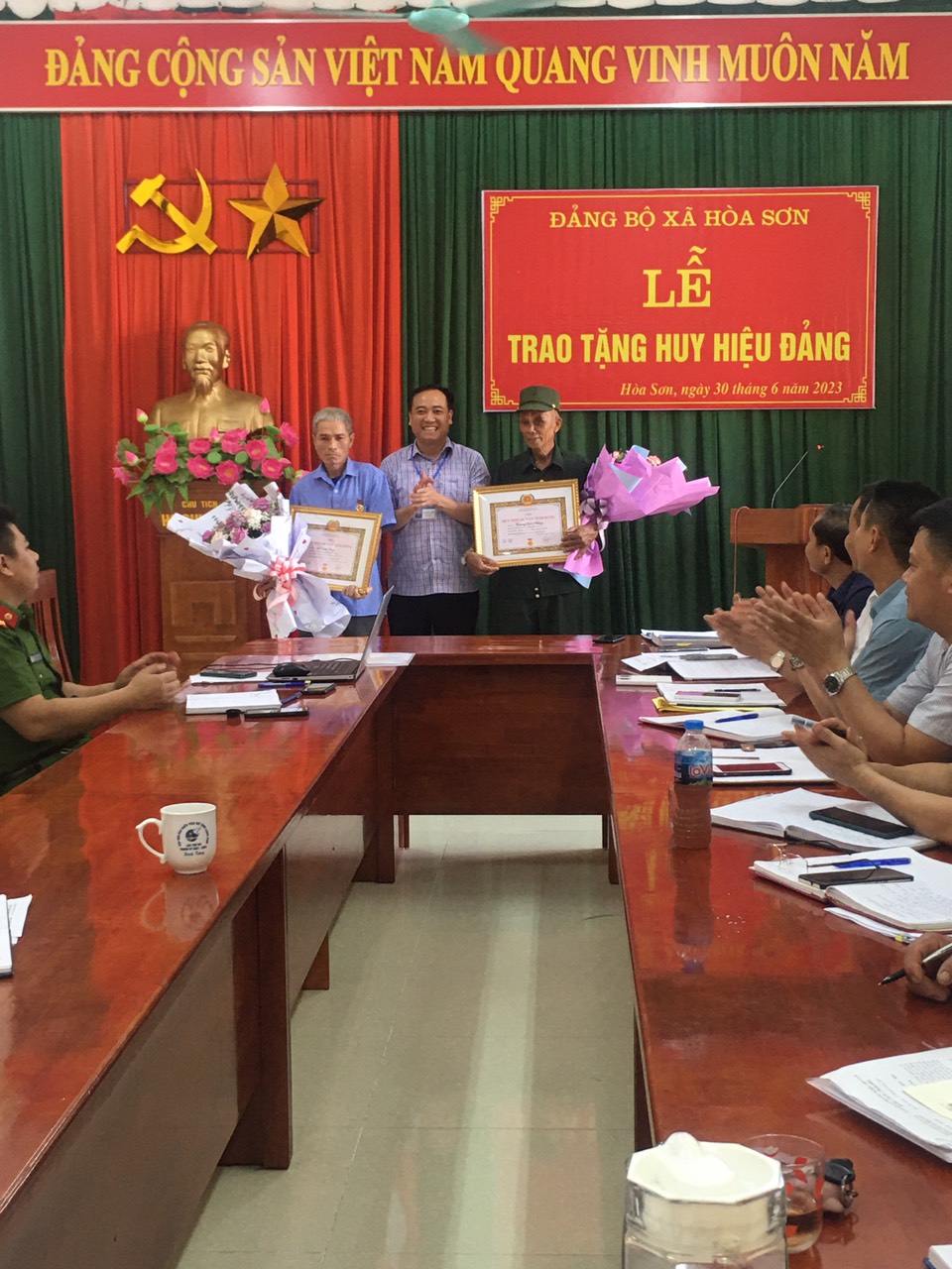 Đồng chí Lý Hoàng Long trao tặng huy hiệu Đảng cho 2 đồng chí Đảng viên